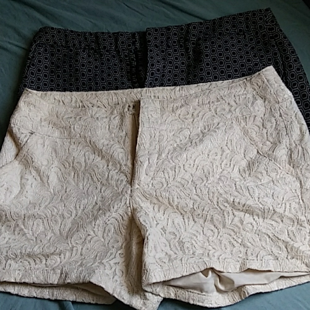 Metaphor beige lace and black & white shorts